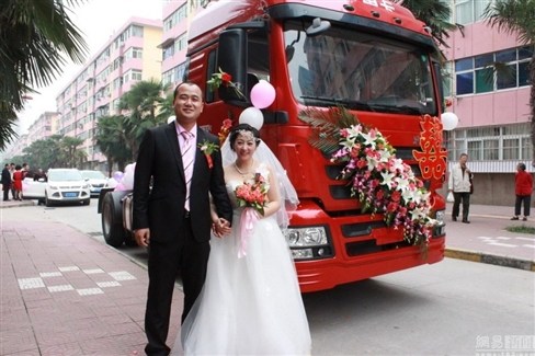 Ngày 21/9/2014, một cặp đôi ở Thiểm Tây hạnh phúc trong ngày cưới trên chiếc xe tải lớn.
