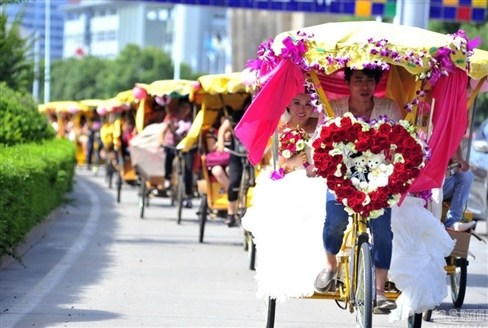 Ngày 30/6/2012, một cặp đôi ở thành phố Ôn Lĩnh, tỉnh Chiết Giang đã thuê 16 xe kéo trong ngày cưới của mình.