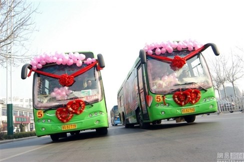 Một đám cưới ở Sơn Đông ngày 19/12/2005, chú rể đã đón dâu bằng xe bus.