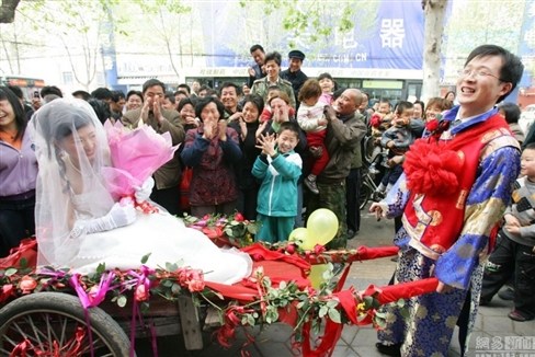 Ngày 15/4/2006, một chú rể ở thành phố Trịnh Châu, tỉnh Hà Nam đã dùng xe cải tiến để rước dâu.