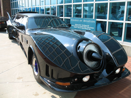 Batmobile L​imousine. Giá bán 4,2 triệu USD. Giống hình mẫu chiếc Batmobile trong phim Batman, chiếc limousine có đủ các tính năng như tên lửa tấn công cũng như tách bánh trước và sau. Xe trang bị động cơ phản lực V8 Corvette.