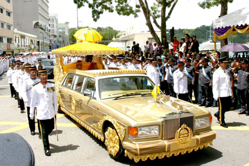 Rolls Royce​ Silver Spur Limo. Giá bán 14 triệu USD, mức giá kỷ lục cho một chiếc limousine là tác phẩm độ từ Rolls-Royce dành cho Quốc vương Brunei. Xe mạ vàng 24 carat nguyên chất khắp các bộ phận trên xe.