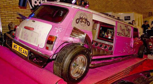 Millio​n Euro Mini. Giá bán 1,35 triệu USD. Chiếc Mini Cooper đắt nhất thế giới sơn màu hồng với tên gọi Million Euro Mini. Nội thất của xe gồm TV 47 inch, 70 màn hình TFT, 30 cảm biến đỗ, 20 camera đỗ, được bọc bởi hơn một triệu viên pha lê Swarovski nhỏ, màng cửa sổ làm từ 50 gam vàng nguyên chất.