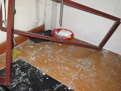 Nhà dân gần hiện trường hầu hết cửa sổ bằng kính đều vỡ vụn, mảnh kính tung tóe trong nhà.