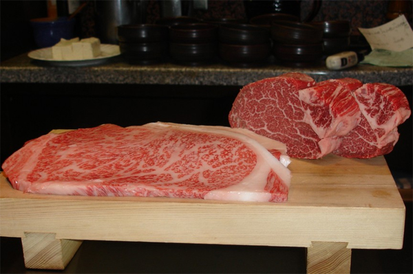 Thịt bò Kobe không còn xa lạ với người dân trên thế giới về độ đắt và hiếm. Một kg thịt bò Kobe loại đặc biệt có mức giá không dưới 1.000 USD.