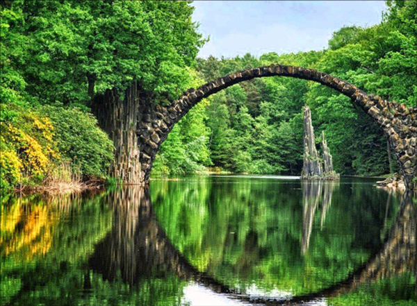 Cầu Rakotz ở Kromlau (Đức): Không chỉ được xây dựng với mục đích lưu thông, cây cầu này còn được xem như một tác phẩm nghệ thuật đặc sắc.
