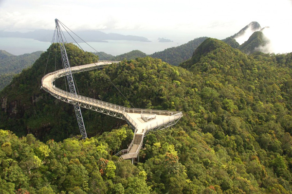 Cầu Langkawi Sky (Malaysia)có hình dạng uốn cong. Bước chân trên cây cầu này, du khách sẽ có cảm giác được gần gũi với thiên nhiên, cỏ cây và nhiều loài động vật hoang dã.