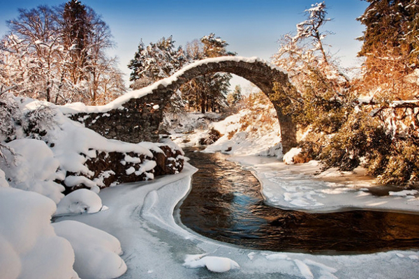 Nằm tại Scotland, cây cầu tựa như cổ tích có tên Carrbridge. Vào mùa đông, cây cầu trở nên tuyệt vời hơn nhờ những đám tuyết phủ trắng xóa.