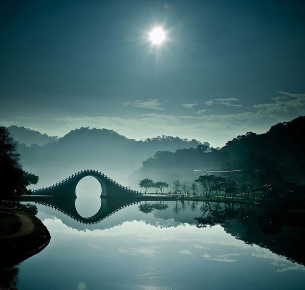 Cây cầu mang vẻ đẹp lãng mạn này có tên mặt trăng, nằm tại công viên Dahu (Đài Bắc, Đài Loan). Trên mặt hồ yên ả, cây cầu in bóng tạo thành hình ảnh thơ mộng khiến du khách ngỡ như đi lạc vào thế giới của thần thoại.