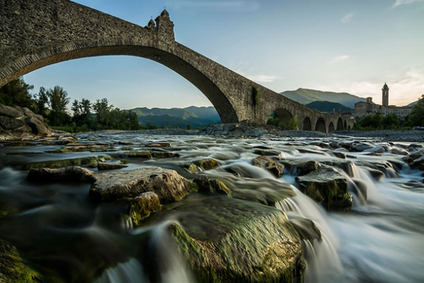 Còn được gọi bằng cái tên Hunchback hay Devil, cầu Ponto là điểm nhấn ấn tượng khi du khách ghé thăm thị trấn Bobbio, Italy. Cây cầu mang sự quyến rũ của lịch sử vì được xây dựng từ những viên đá thời kỳ La Mã.
