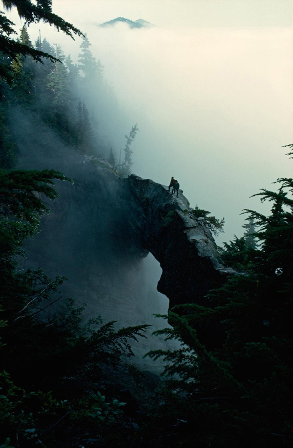 Cây cầu chìm trong ở ngọn núi Rainier, bang Washington (Mỹ): Chắc hẳn bạn sẽ phải đánh cược số phận với tử thần khi đi qua cây cầu đá tự nhiên, chông chênh giữa vách núi này.
