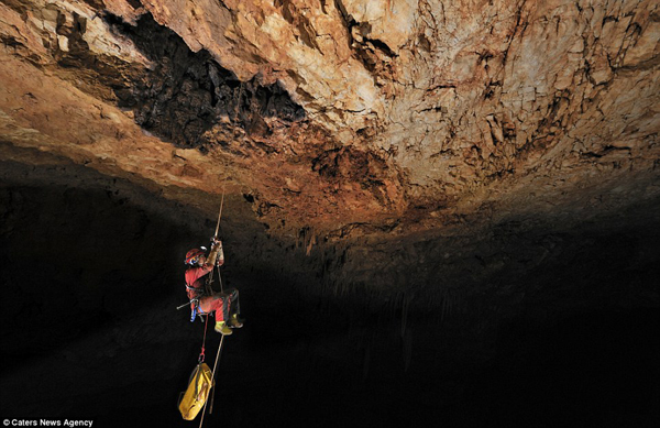 Treo trên một sợi dây, nhà sinh vật học Sofia Reboleira đang trên đường ra ngòai từ những hang động lớn nhất của Bồ Đào Nha: Algar da Lagoa, Sico-Alvaiazere Massif.