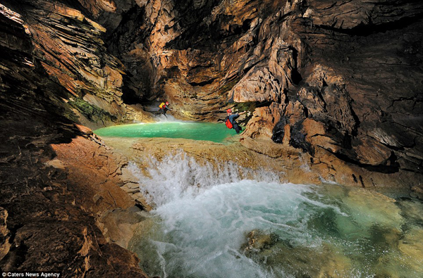 Một hồ nhỏ, nước xanh ngắt trong hang trông xa như một bồn tắm mát- xa ở Borneo,Malaysia.