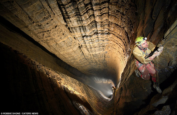 Một hang sâu dưới lòng đất ở Miao Keng, Trung Quốc.