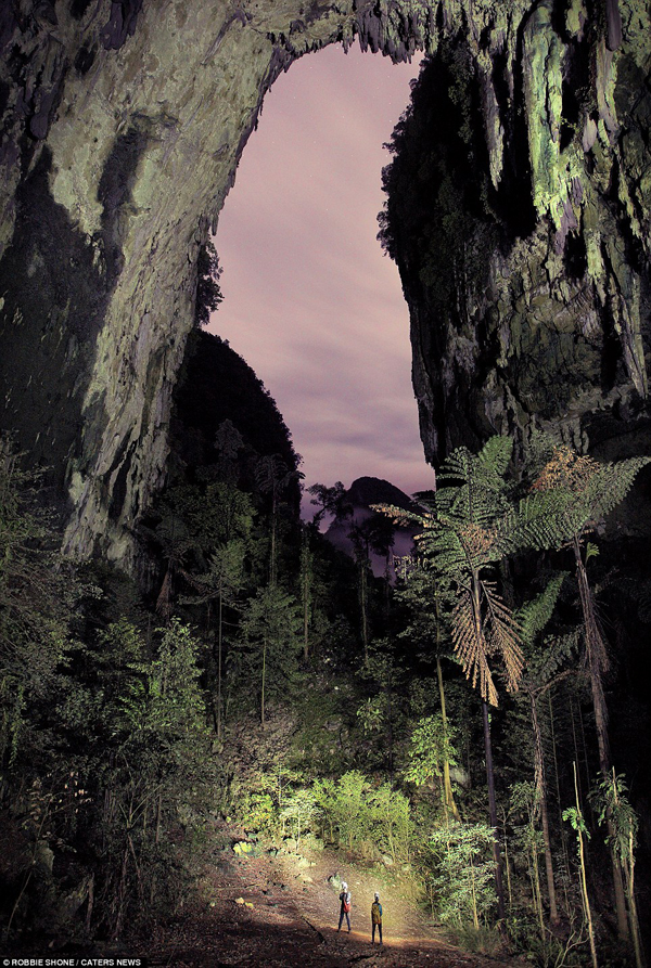 Hang Deer, một trong những đoạn hang động lớn nhất thế giới, nằm ​​trong Vườn quốc gia Mulu, Sarawak, Borneo, Malaysia.