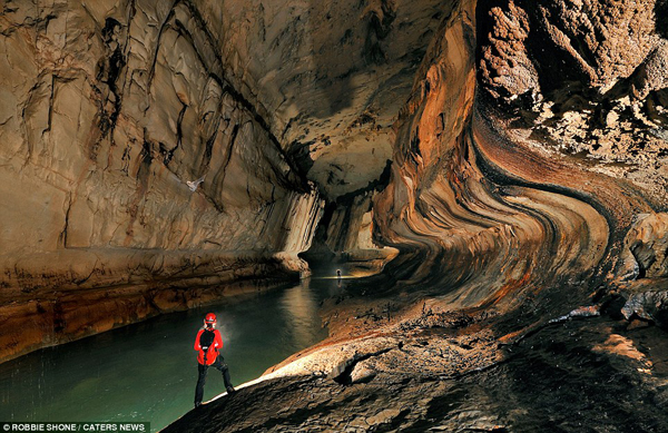 Một nhánh sông trong hang động ngầm tại  Clearwater River, hang động dài thứ 8 trên thế giới nằm tại vườn quốc gia Gunung Mulu, Sarawak, Borneo, Malaysia