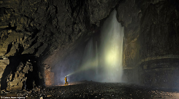 Một nhánh hang Gaping Gill ở Yorkshire Dales. Khi mùa bão đến, chỉ 1 phút cả hang động này sẽ tràn ngập nước đổ xuống từ thác nước.