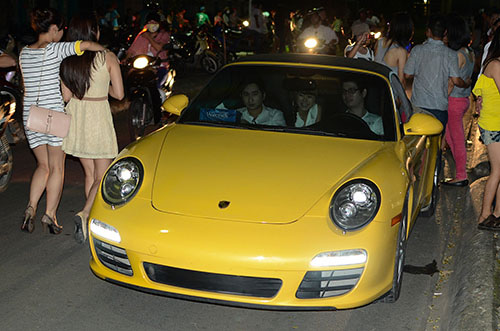 Chiếc xe của nam ca sĩ không chỉ nổi bật vì màu vàng mà còn dáng dấp thể thao sành điệu.