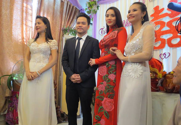 Sáng nay, một số hình ảnh về lễ ăn hỏi của Trang Nhung bị rò rỉ trên mạng xã hội khiến bạn bè và khán giả bất ngờ. Nữ diễn viên diện áo dài đỏ rực, in họa tiết hoa hồng rạng rỡ sánh vai vị hôn phu tên Hoàng Duy.