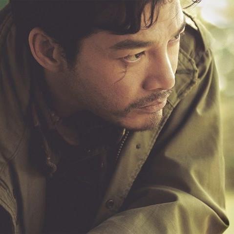 Trần Bảo Sơn với bộ mặt ngầu của nhân vật của anh trong phim mới.