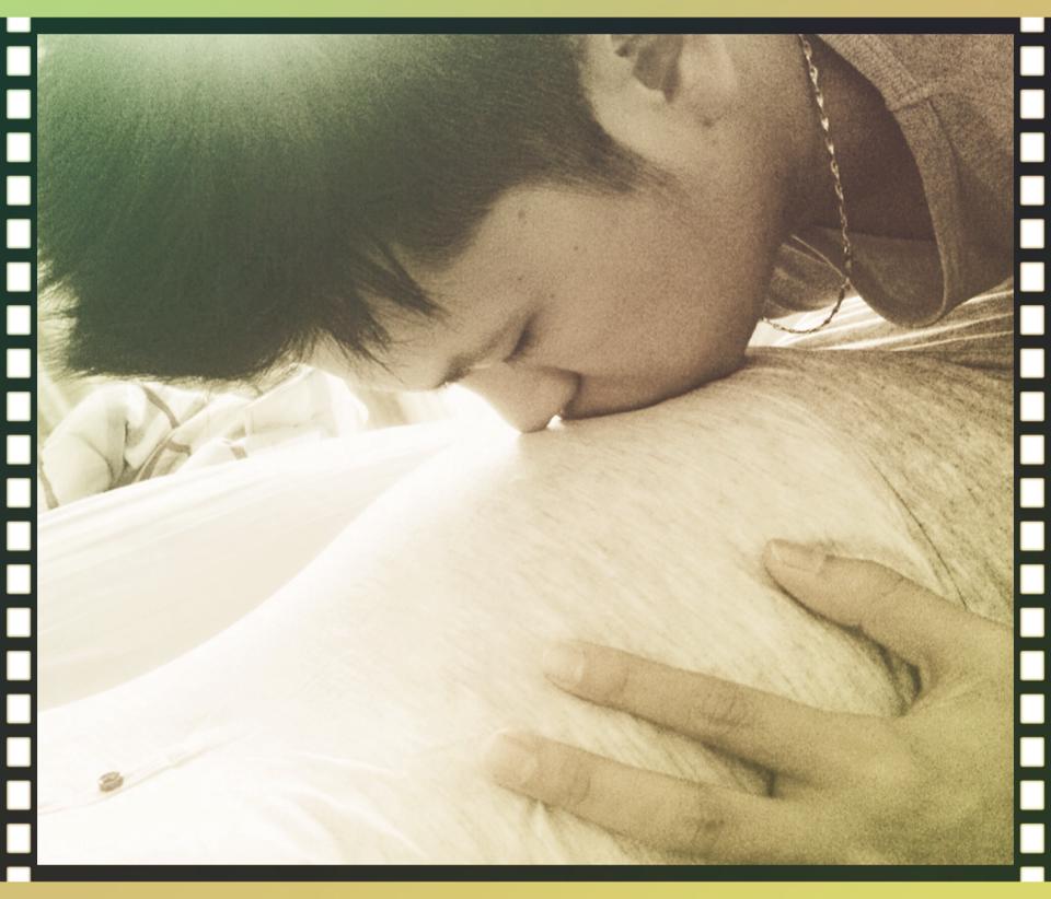 Diễm Hương khoe bức ảnh bạn trai hôn lên bụng bầu đầy yêu thương của cô.
