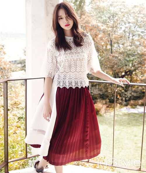 Người đẹp Shin Min Ah mong manh, lãng mạn cùng váy xếp ly kiểu dáng midi và áo ren gợi cảm.