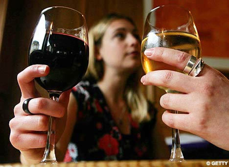 Nếu bạn uống rượu, một chút rượu vang đỏ có thể là một lựa chọn tốt. Resveratrol và catechin, hai chất chống oxy hóa trong rượu vang đỏ có thể giúp bảo vệ thành mạch máu.