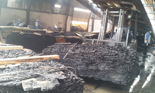 Hiện trường vụ cháy còn một lượng lớn gỗ khô, vật liệu dễ bắt cháy, khiến ngọn lửa vẫn cháy âm ỉ.