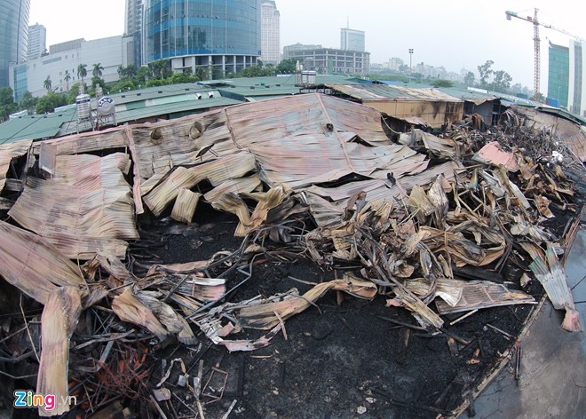 Một khu vực rộng khoảng 1000m2 kéo dài từ đường đường đô thị CD2 tới gần đường Dương Đình Nghệ đã bị phá hủy gần như hoàn toàn.