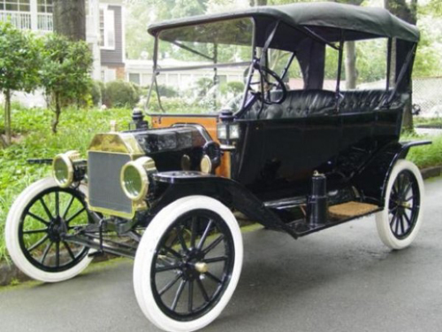 8. Ford Model T. Giá: 300 - 800 USD. Doanh số: 16,5 triệu xe. Ra đời 1908, thịnh hành nhất trong giai đoạn 1908-1927, luôn đứng ở vị trí xe bán chạy nhất thế giới mỗi năm dù đã ngừng sản xuất từ lâu.