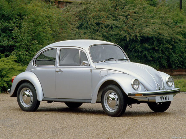 4. Volkswagen Beetle. Giá: 19.995 - 29.995 USD. Doanh số: 23,9 triệu xe. Con bọ là một biểu tượng của Volkswagen mà Hitler đã tạo ra, chiếc xe phổ biến đầu tiên trên thế giới. Xe sản xuất trong khoảng từ 1938-2003.