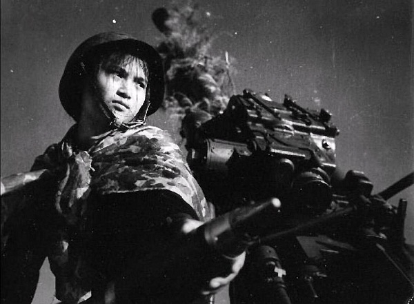 Như bao thanh niên trai tráng cùng lứa, phụ nữ Việt Nam thời chiến cũng xung phong ra trận với ý chí kiên cường bảo vệ tổ quốc.