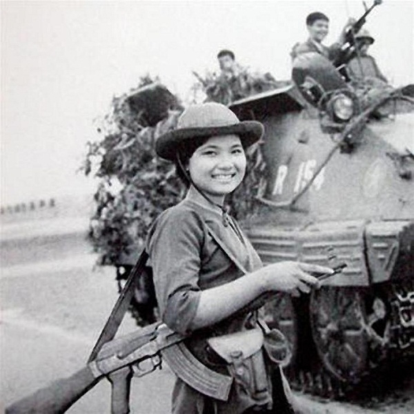 Người nữ giải phóng quân nở một nụ cười tươi rói trong đợt tiến công cuối cùng vào giải phóng Sài Gòn.