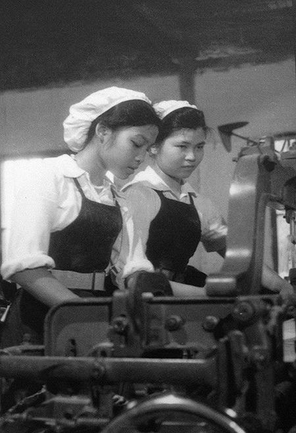 Công nhân nhà máy dệt 8/3 ở Hà Nội lao động với tinh thần 'Mỗi mét vải là một viên đạn bắn quân thù'.