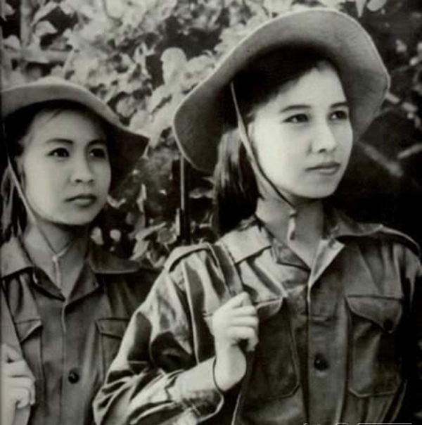 Nhiệm vụ của các nữ thanh niên xung phong hồi đó chủ yếu là vận chuyển lương thực, đạn dược ra tiền tuyến, cứu trợ thương binh và lấp hố bom mở đường.