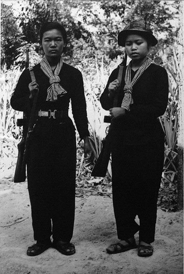 Trong hình là Hoa và Nụ, hai nữ du kích từng tham gia chiến đấu chặn đứng một đại đội quân địch tấn công vào làng kháng chiến của mình năm 1964.