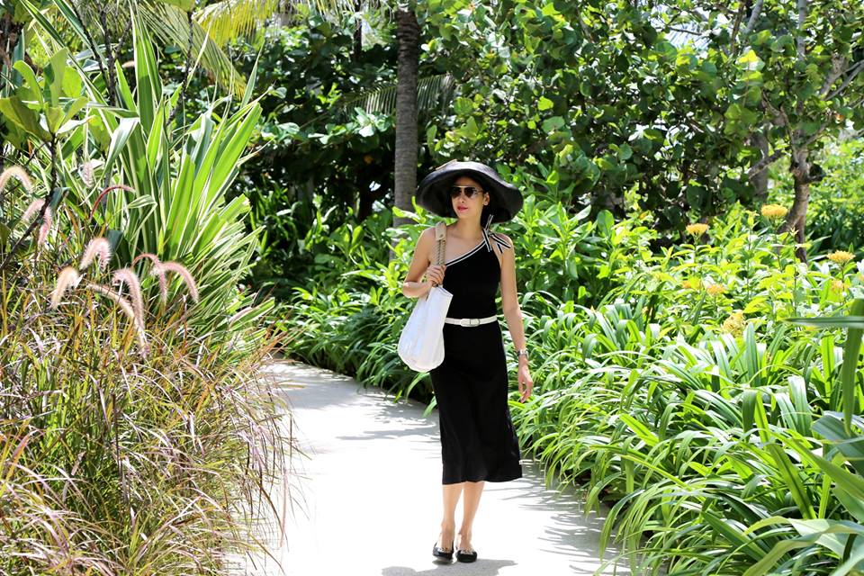 Hoa hậu Hà Kiều Anh điệu đà đi trong khu vườn xanh mướt, trong chuyến đi nghỉ mát cùng gia đình.