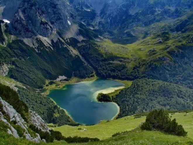 Hồ Trnovacko, Montenegro: Nằm ở độ cao 1517m so với mặt nước biển, Trnovacko được bao quanh bởi núi rừng xanh thẳm.