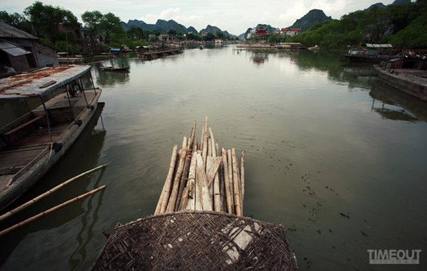 Làng Đồng Đinh cách thị trấn Nho Quan (Ninh Bình) vài cây số. Nằm ngay dưới triền đê nên vào mùa mưa, cả làng lại ngập trong nước.