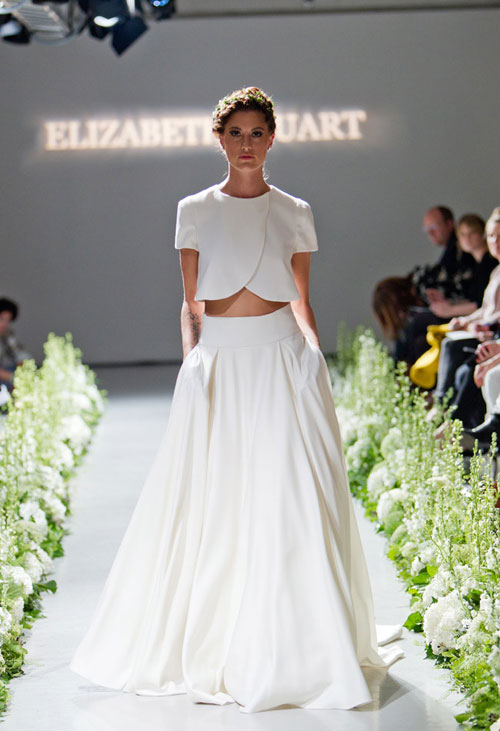 Với phần thân áo cách điệu trẻ trung, nghịch ngợm, váy cưới của Elizabeth Stuart sẽ làm vừa lòng những cô dâu yêu thời trang.