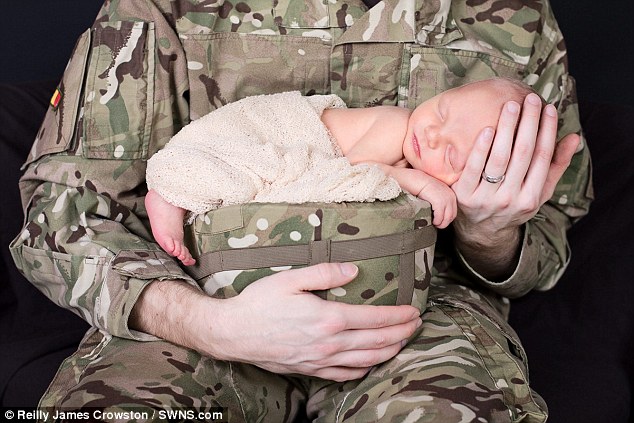 Reilly Crowston, 9 ngày tuổi, ngủ ngon lành trong chiếc mũ của bố. Những bức ảnh như thế này sẽ được sử dụng cho bộ lịch ảnh 2015 nhằm quyên góp tiền cho gia đình các quân nhân Anh có hoàn cảnh khó khăn.