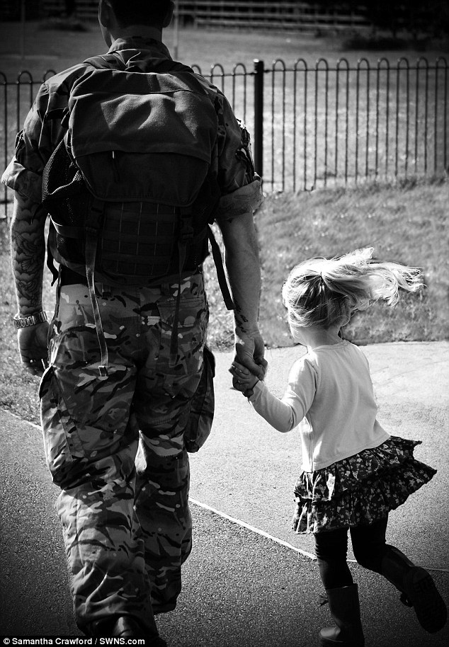 Một quân nhân Anh dắt con gái đi chơi trong thời gian nghỉ phép.