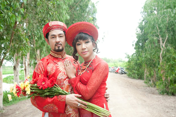 Thậm chí, anh không ngại làm cô dâu trong một MV ca nhạc bên bạn trai Việt kiều của mình.