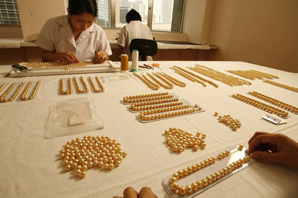 Ngọc trai được chế tác tỉ mỉ để cho ra những sản phẩm sang trọng và đắt giá.