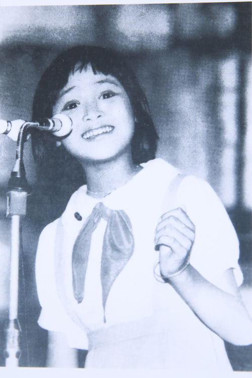 Không chỉ thừa hưởng nét đẹp của mẹ, Thanh Lam còn có tâm hồn nghệ sĩ đa cảm của bố từ khi mới là một cô bé. Năm 11 tuổi, chị đã hăng hái tham gia nhiều phong trào ca hát. Cứ bước lên sân khấu và cất giọng là đôi mắt Thanh Lam lại sáng bừng.