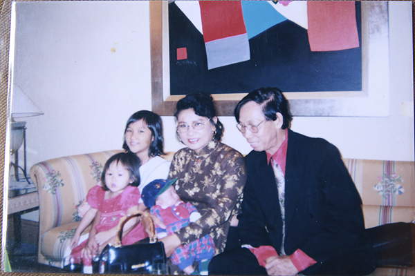Vợ chồng nhạc sĩ Thuận Yến - Thanh Hương bên ba cháu ngoại, con của Thanh Lam.