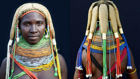 Bộ lạc này có tên Mwila, thuộc nhóm người Mucubal, sống ở miền Nam Angola vốn vẫn mang nhiều nét văn hóa cách biệt với phần còn lại của thế giới.