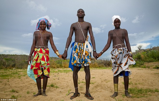 Sau khi cưới, các cặp vợ chồng tại bộ lạc Mwila sẽ không quan hệ tình dục mà chờ vài năm sau. Người chồng thường cưới thêm vài cô vợ để anh ta có thể bán hoặc đổi lấy gia súc.