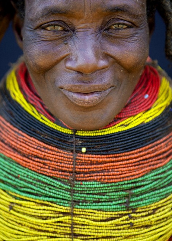 Cách làm đẹp kì lạ của bộ lạc Mwila còn được thể hiện ở chiếc vòng cổ của người phụ nữ.