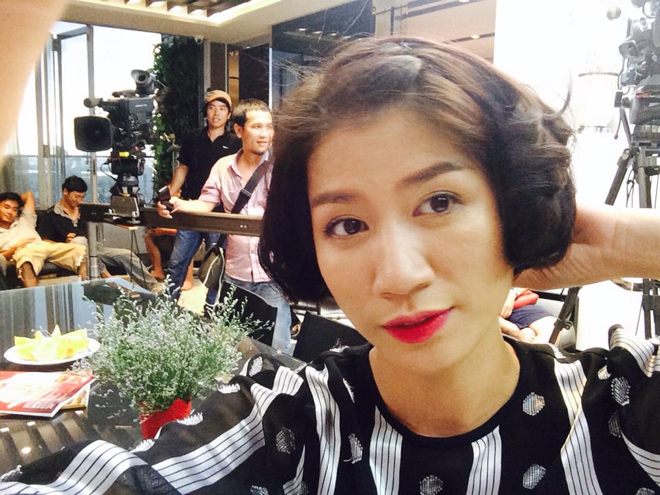 Trang Trần trang điểm khá xinh xắn khi tham gia chương trình truyền hình.
